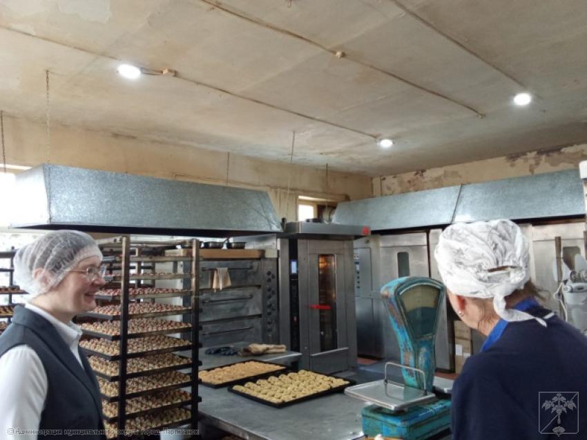 Е.Р. Русакова знакомит ребят с работой кондитера