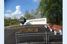 23.09.2021 На обновленной стеле – новые лавочки | Администрация муниципального округа город Партизанск Приморского края Официальный сайт